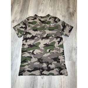 Nike Camo Dri-Fit size small pit to pit‎ 17 inches